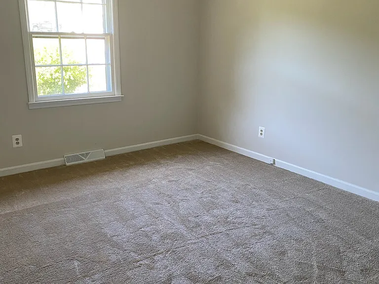 715 Scott Dr — Photo 2