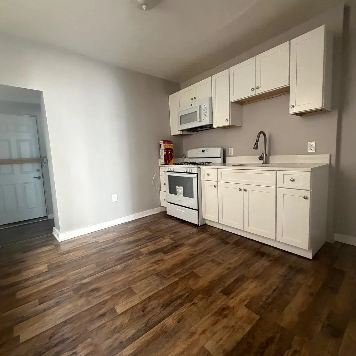 3 bed, 1.0 bath, 1002 sqft, $1,375 — Photo 3