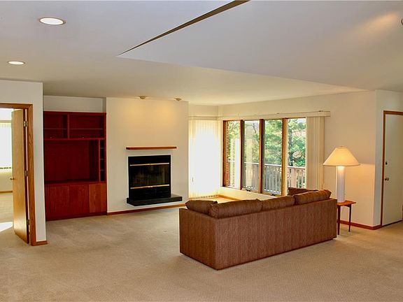3rd image of 2872 Greensboro Cir