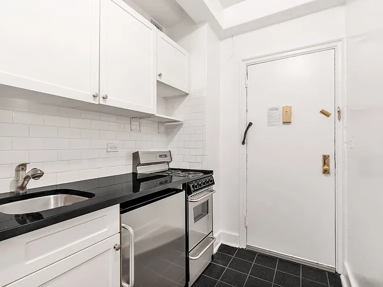 307 E 44th St #315 — Photo 5