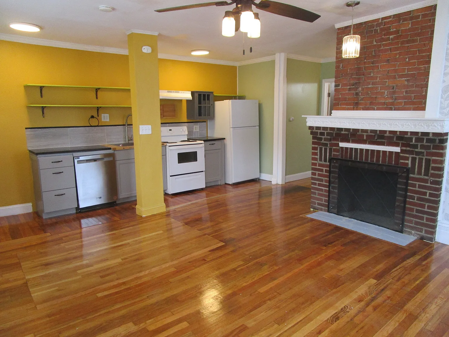 216 Irving St — Photo 2