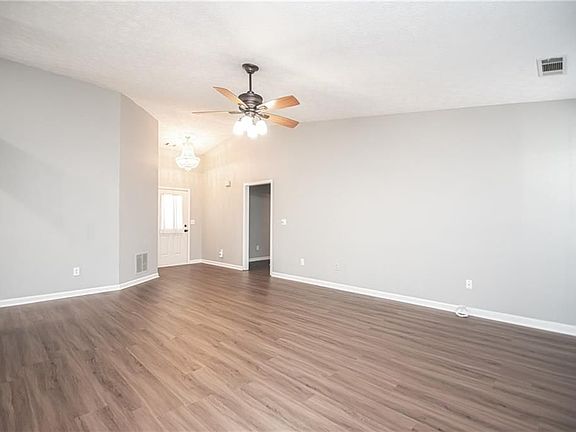 3rd image of 907 Ashley Crossing Ln