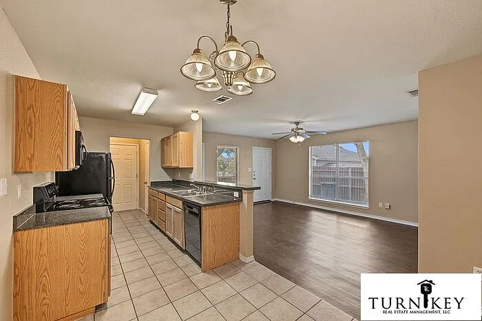 3 bed, 2.0 bath, 1090 sqft, $1,450 — Photo 2