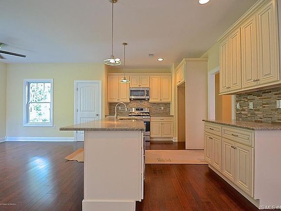 4th image of 741 Beach Ave