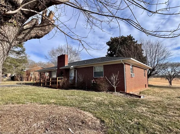 311 James St, Dobson, NC 27017