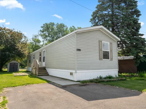 11731 Valerie Ln, Whitmore Lake, MI 48189