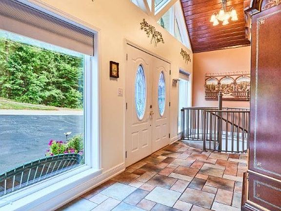 3rd image of 427 Kirschwood Dr