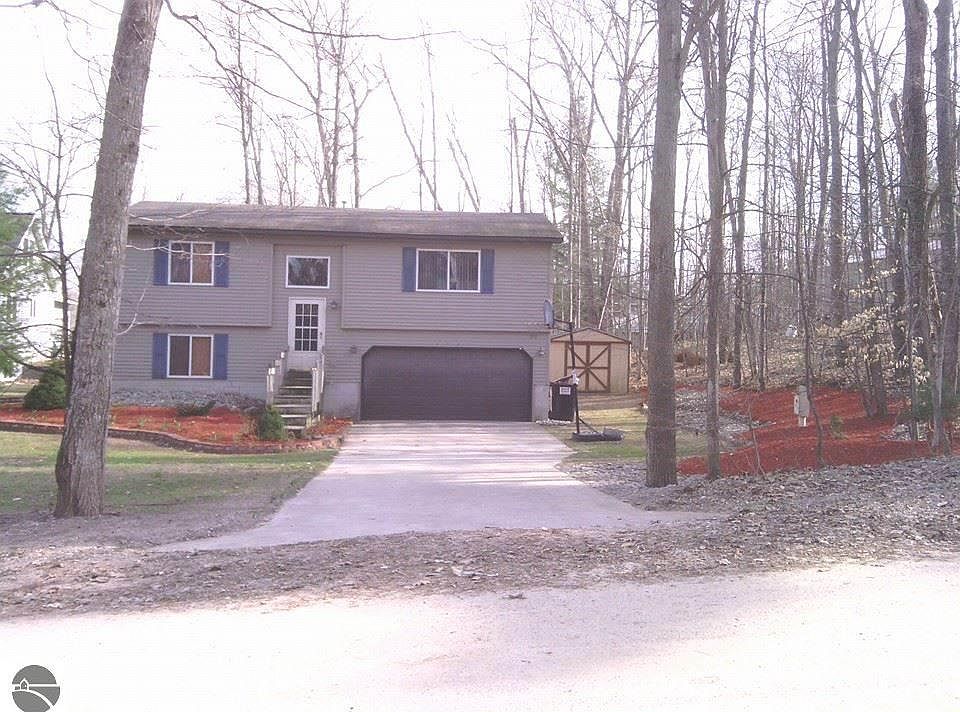 1st image of 18820 Lakewood Cir