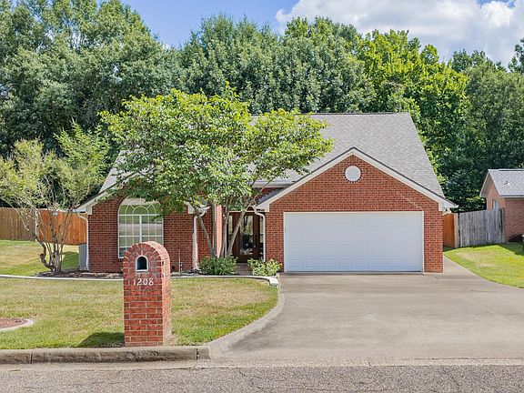 3rd image of 1208 Hummingbird Cir