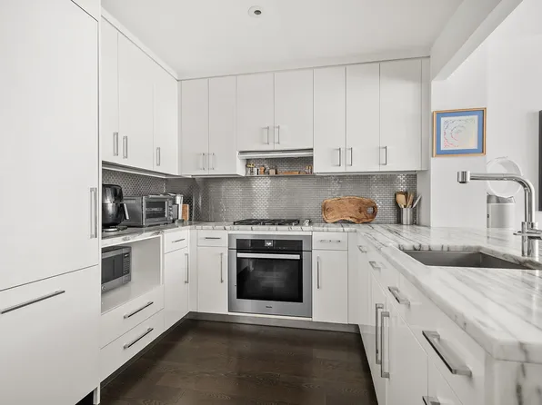 50 Riverside Boulevard image 1 of 8