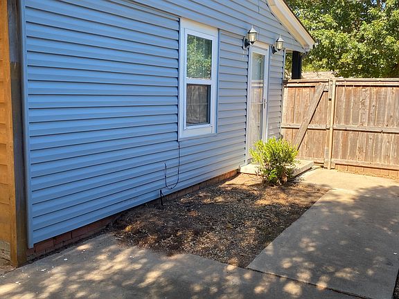 Side entrance to the kitchen