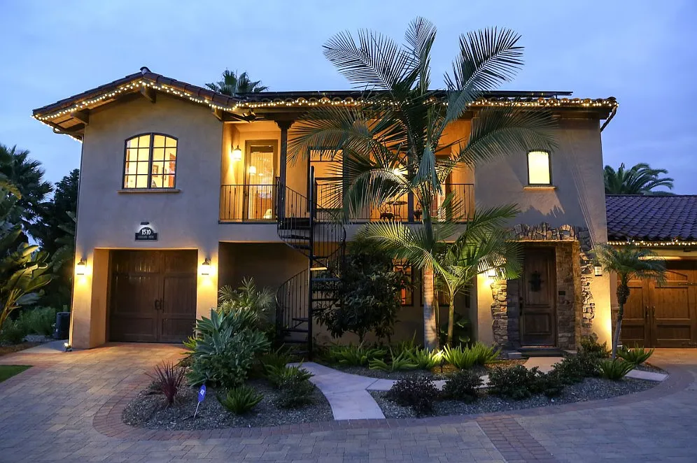 2 bed, 2400 sqft, $7,200 — Photo 1