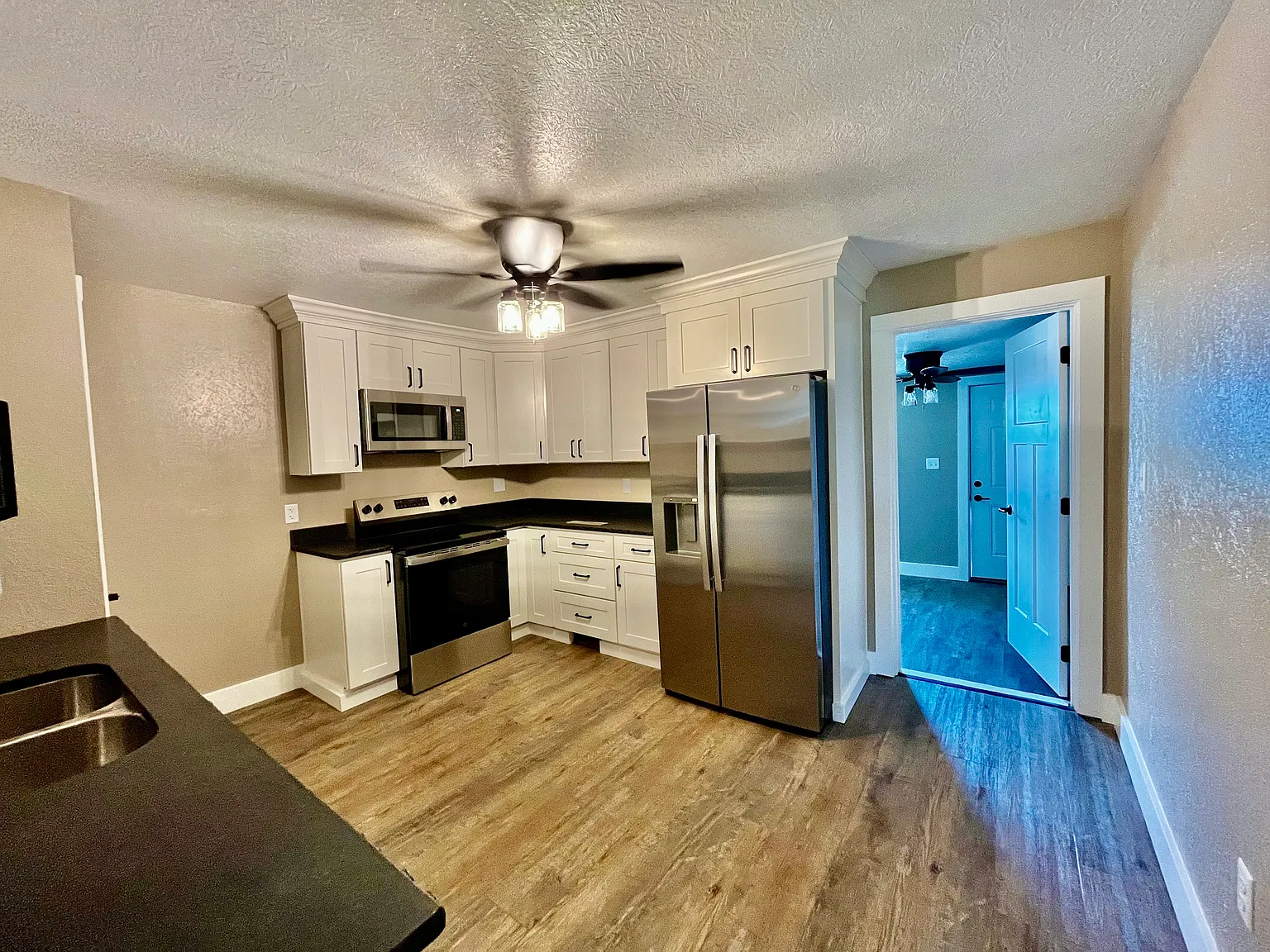 3 bed, 1000 sqft, $1,600 — Photo 2