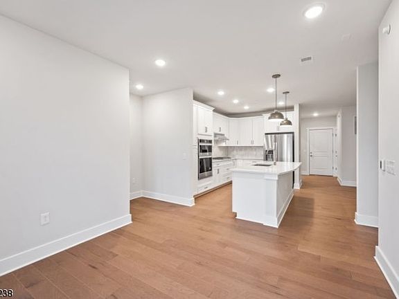 4th image of 4 Vanderbilt Blvd #403