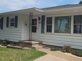 2213 S 14th St, Clinton, IA 52732