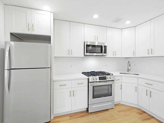 5th image of 827 Gates Ave #1B