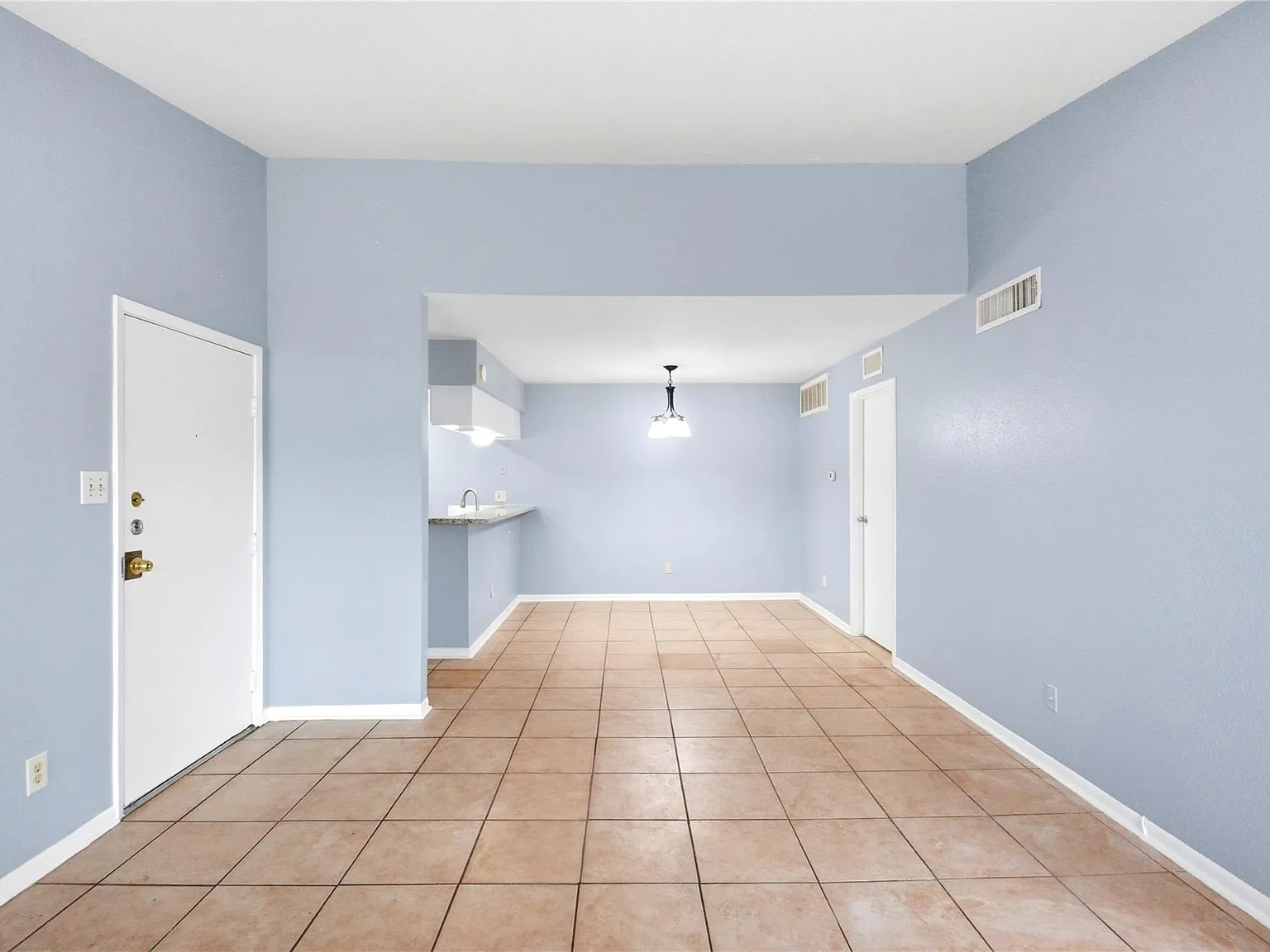 2 bed, 1.0 bath, 877 sqft, $1,150 — Photo 4