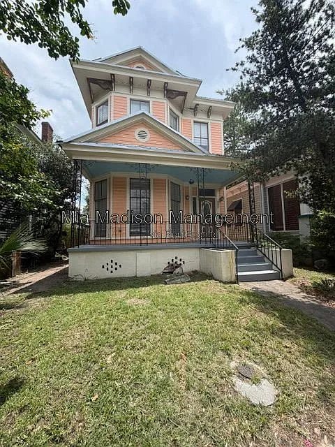 305 W 39th St