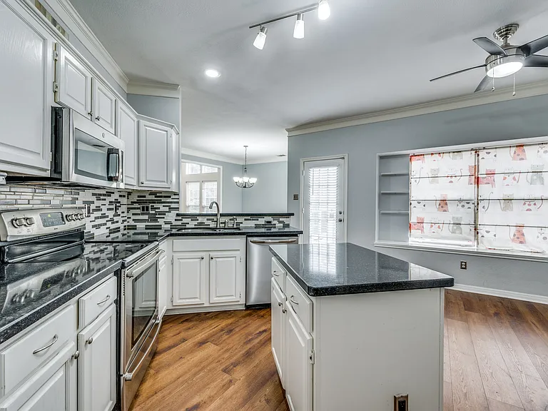 804 Santa Fe Trl — Photo 12