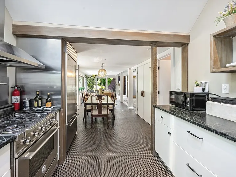1 Burkeshire Dr — Photo 29