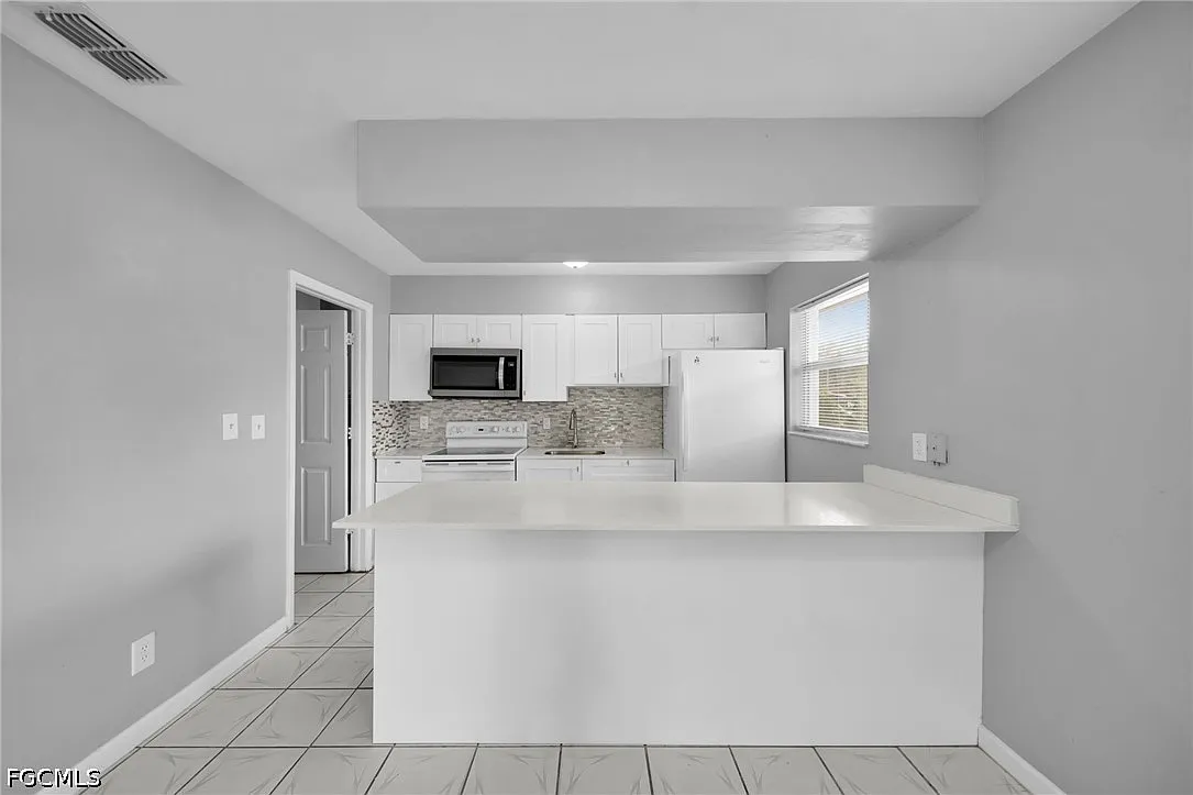 2 bed, 1.0 bath, 950 sqft, $1,350 — Photo 2