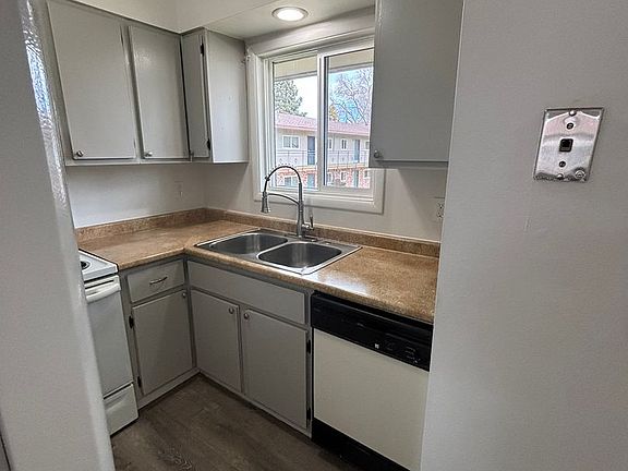3rd image of 4519 Cannon Ave APT 22