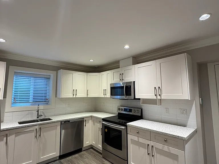 6739 Humphries Ave #BASEMENT — Photo 2