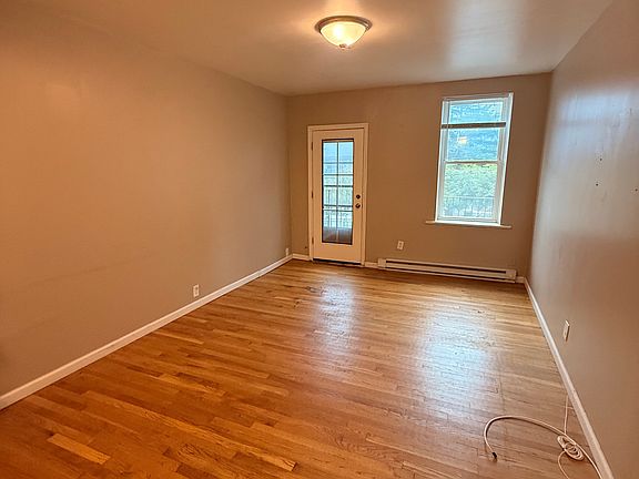 3rd image of 256 Undercliff Ave #1