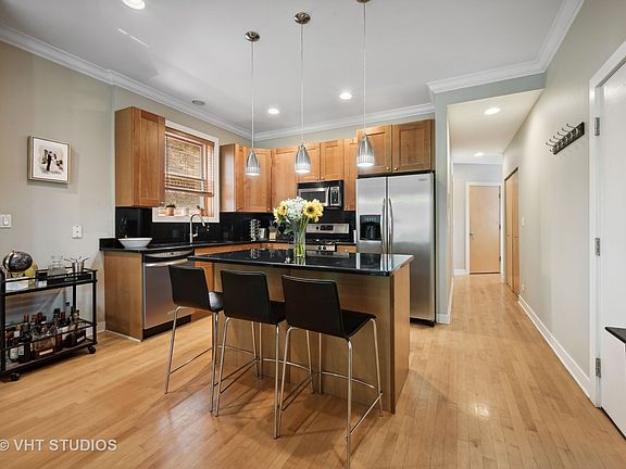 3rd image of 1022 N Wood St #2