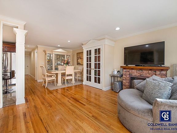 5th image of 156-47 Emerald St