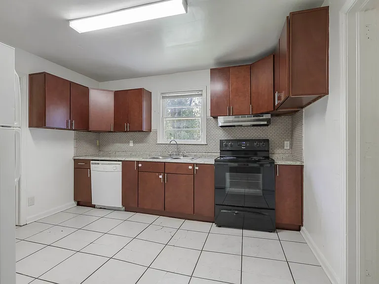 1621 Mayhew St — Photo 18