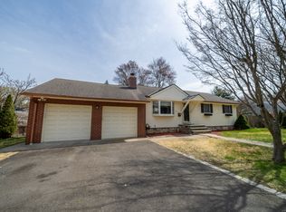 90 Bayberry Ln, Stratford, CT 06614