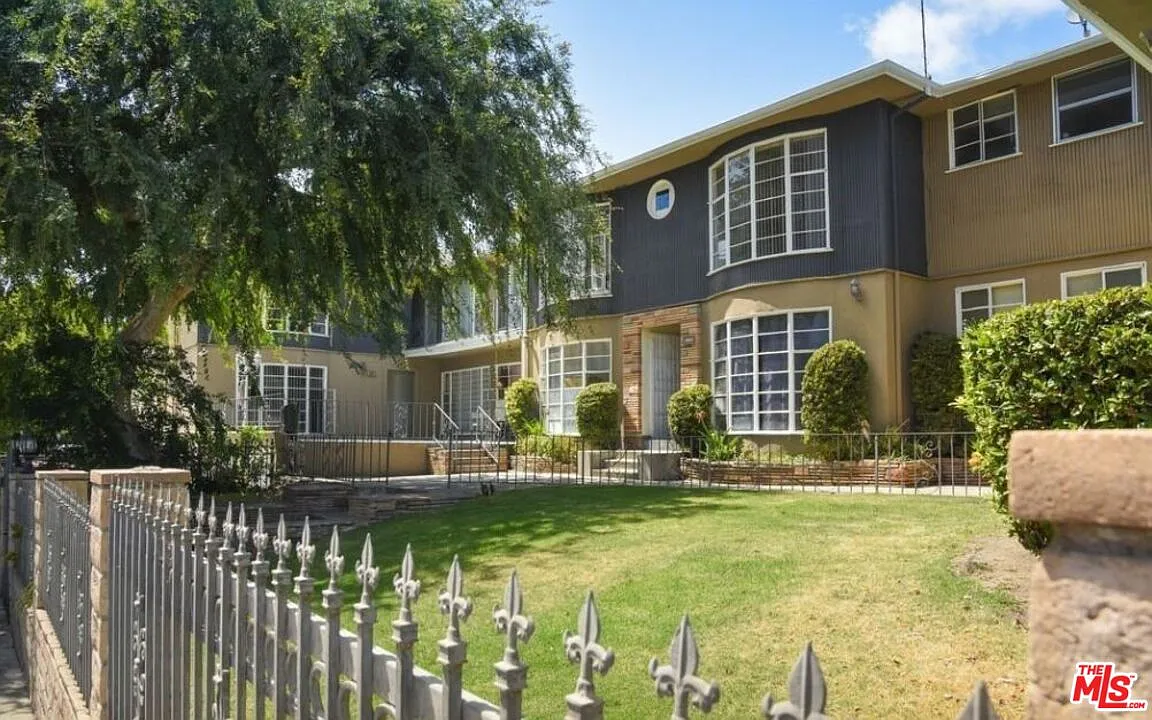 2 bed, 1.0 bath, 1025 sqft, $2,950 — Photo 3