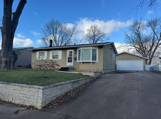 1868 Kings Dr, Bettendorf, IA 52722