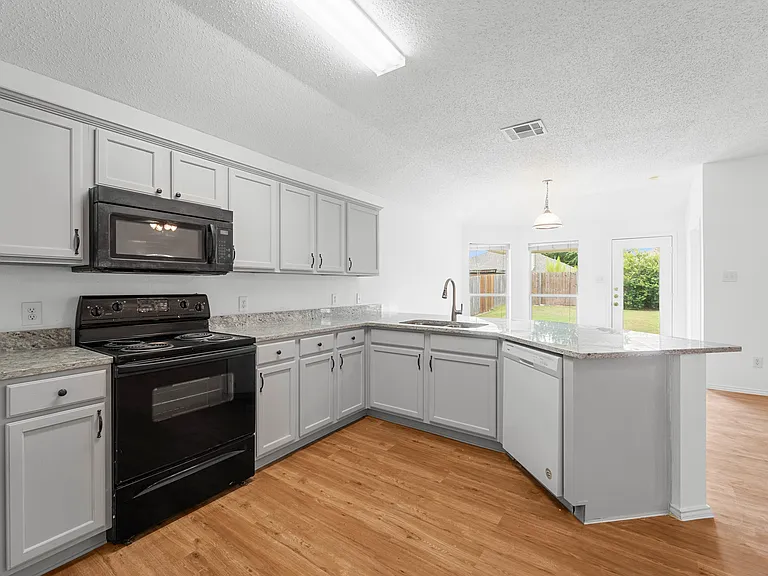 9825 Tyler Dr — Photo 13