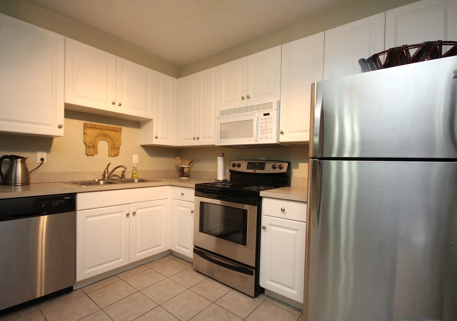 3 bedroom/ 2.5 Bath in Cricket Club — Photo 4