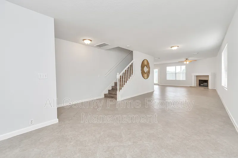 4 bed, 2.5 bath, 2897 sqft, $2,450 — Photo 3