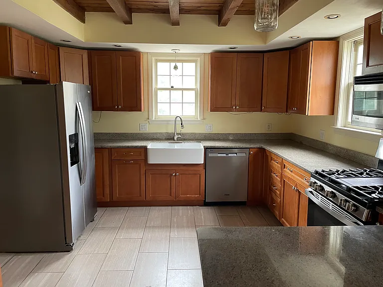 77 Rowell Rd E — Photo 2