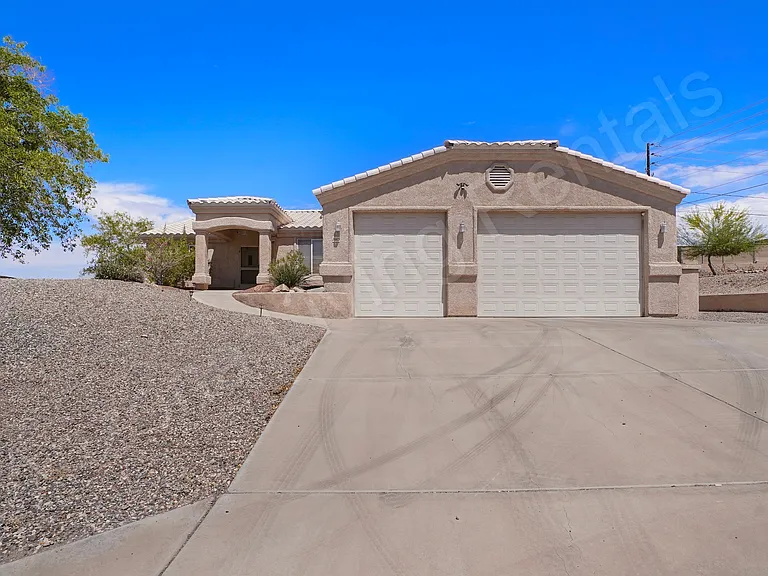 2665 Daytona Ave — Photo 1