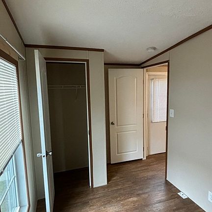 4th image of 557 SW Cutoff #14