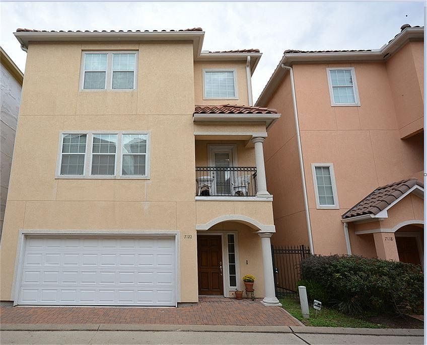 Beautiful free standing home located in the gated community Villas di Tuscany.
