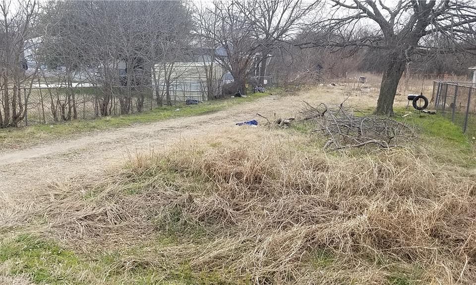 2nd image of 5752 Southmayd Rd