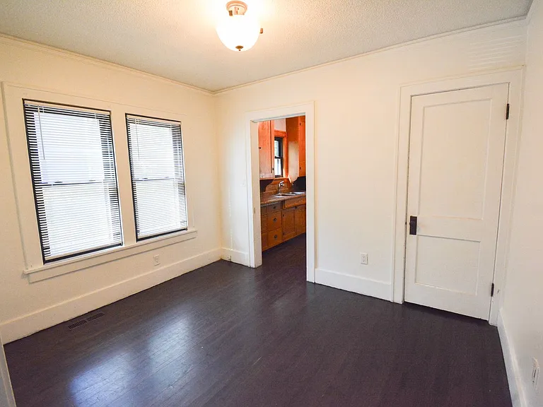 819 6th Ave SE — Photo 2