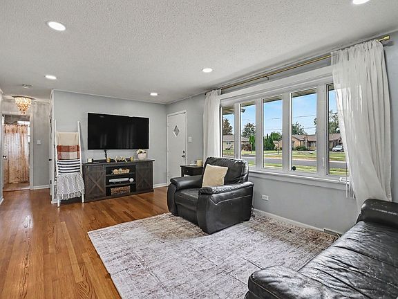 3rd image of 8615 Lawler Ave