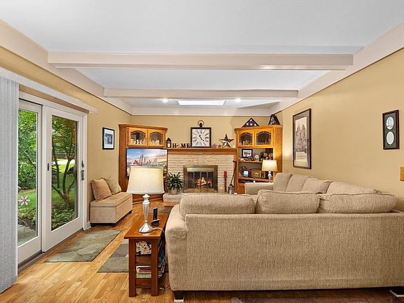 4th image of 22868 Vine Ct