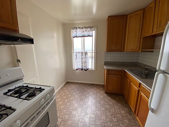 4th image of 2385 40th Ave APT 3