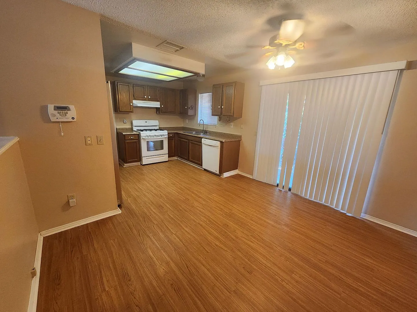 Corner Lot 2 Bedroom w/ 2 Car Garage — Photo 3