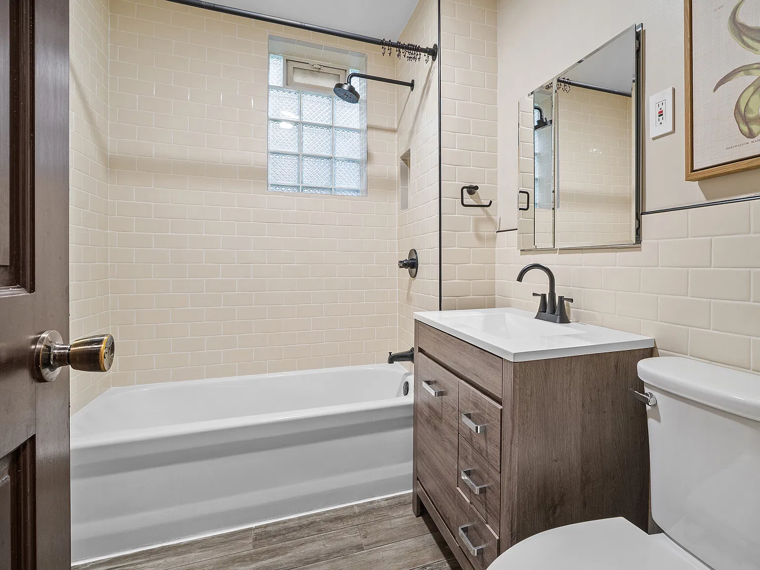 2 bed, 1100 sqft, $1,700 — Photo 2