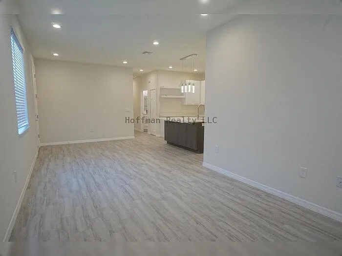 3 bed, 3.0 bath, 1352 sqft, $2,500 — Photo 3