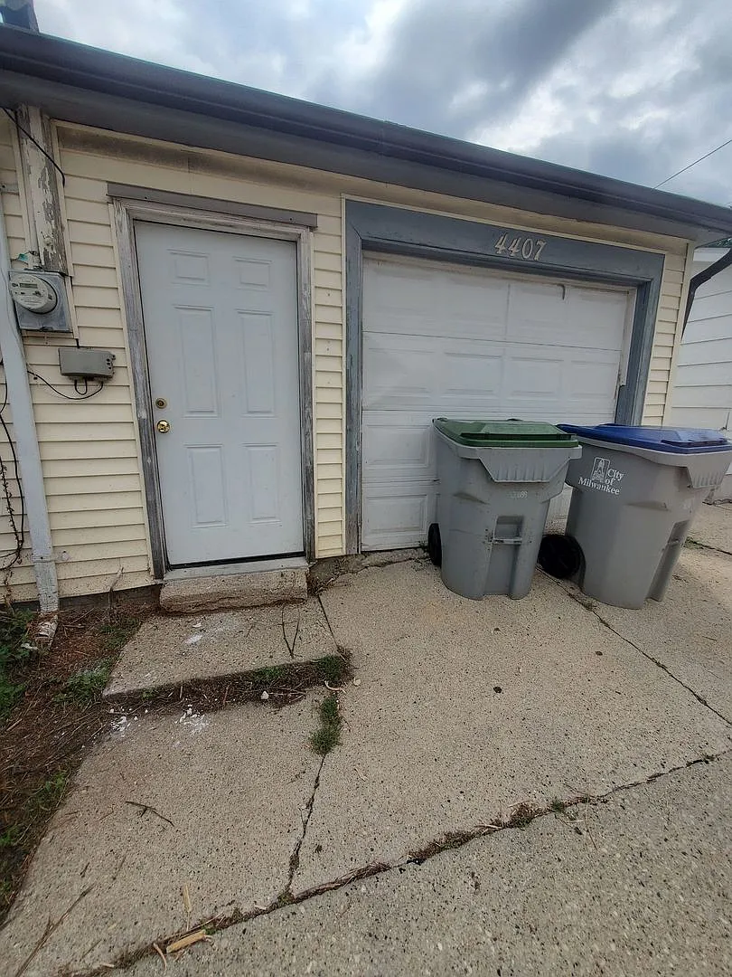 2 Bedroom Single Family — Photo 2